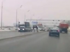 Жесткий мордобой водителей попал на видео в Воронеже