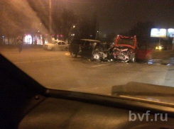 Появилось видео ДТП на улице 9 января, когда иномарка столкнулась с «Ладой»