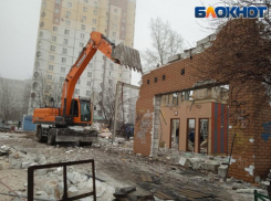Воронежец снял на видео снос паба «Гвозди» и чудом не попал под обрушение стены