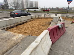 Уже два месяца не могут зарыть гигантскую яму на дороге в воронежском Шилово