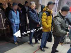 Признавшийся в мошенничестве экс-чиновник Мишанков был замечен в очереди с воронежскими работягами 