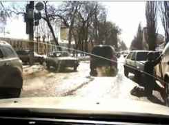 В Воронеже водитель «Гольфа» на коленях попросил прощения у владельца внедорожника за ДТП (ВИДЕО)