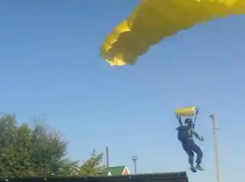В Сети появилось видео приземления парашютиста на девочек в Воронежской области 