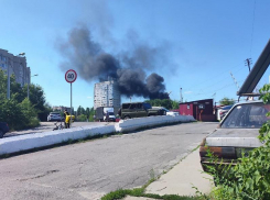 Чёрный густой дым встревожил местных жителей на правом берегу Воронежа 