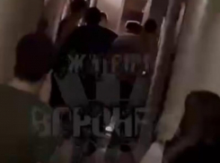 “Держит ногой гранату”: задержание ночного дебошира сняли на видео в Воронеже