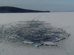 На Воронежском водохранилище под лед провалился 75-летний рыбак