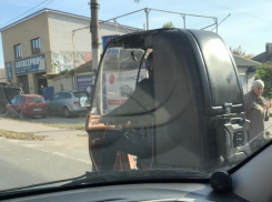 Брутал на трехколесном мотороллере колесит по воронежским улицам 