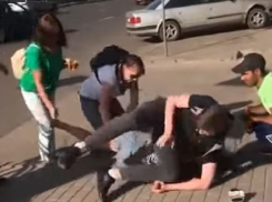 Жестокое избиение девушки в центре Воронежа сняли на видео 