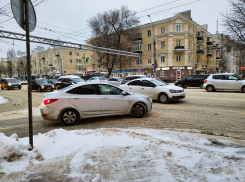 Московский проспект застрял в 5-километровой пробке в утренний час-пик в Воронеже