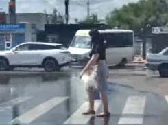 Бурную речку-вонючку почуяли жители Воронежа и сняли её на видео 