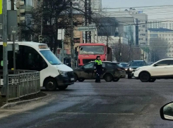Сотрудники ГИБДД заменили собой светофоры на оживленном перекрестке в Воронеже 