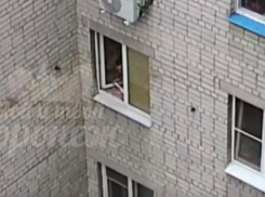 Метание бутылок из-под алкоголя с 6-го этажа попало на видео в Воронеже 