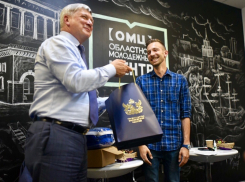 Александр Гусев засмущал именинника содержимым губернаторского пакета 