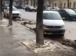 «За что должны платить люди?», – воронежец показал неприглядное состояние парковок