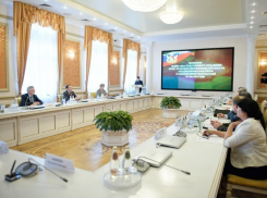 В Воронеже правительство области подписало соглашение с профсоюзами и объединением работодателей