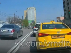 VIP-нарушитель на Mercedes оригинально объехал пробку в Воронеже
