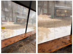 Новая крытая остановка превратилась в дырявое сито в Воронеже 