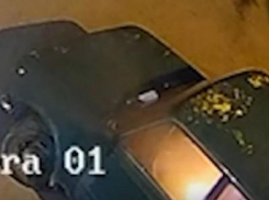 Умышленный поджог машины фейерверком попал на видео в Воронеже