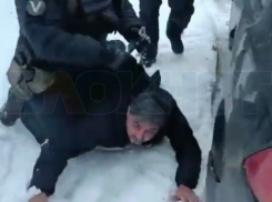 Силовики приняли Фархода Асоева под окнами Воронежской облдумы