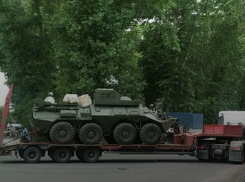 На воронежских улицах возили БТРы на трале