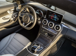 Водитель «Мерседеса» ездил по поддельным правам 