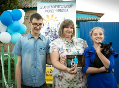 Погорельцы, которым помогали всем миром, отмечают новоселье