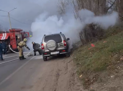 «Не переживай, это же просто железяка» – воронежец утешил девушку, у которой загорелся автомобиль
