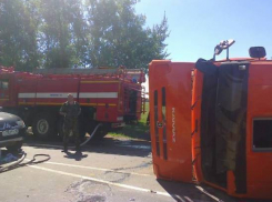 Фура перевернулась на трассе под Воронежем: пострадал водитель 