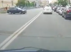 Циничный поступок иномарки с неместными номерами продемонстрировали в Воронеже 