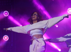 Елена Темникова назвала воронежских девушек красивыми и позвала к себе в гримерку 