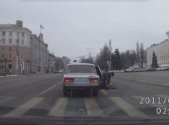 В Центре Воронежа полицейский сбил женщину на пешеходном переходе (ВИДЕО)