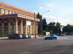 На видео попало, как шальной воронежец устроил бешеный дрифт около ВГУ