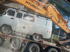 Готовьтесь постоять в пробке: экскаватор застрял под мостом в Воронеже