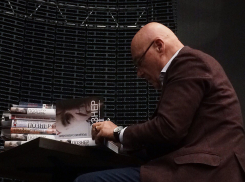 Владимир Познер в Воронеже признался, что тайком выращивал марихуану 