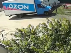 Таран забора детской площадки произошёл на Чудесной улице в Воронеже