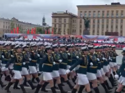 Военные красавицы элегантно промаршировали по центру Воронежа 9 Мая