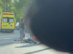 На видео попало, как на оживленную дорогу с моста падает мужчина в Воронеже