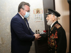 Как дожить до 104 лет рассказал ветеран мэру Кстенину в Воронеже