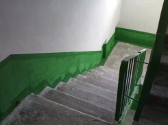 В Воронеже пенсионерка упала с лестницы, после толчка грабителя