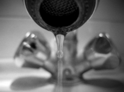 В Воронеже фирмы спорят за провода, а жители остались без воды