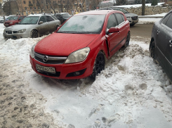 Снегопад утопил платные парковки в центре Воронежа 