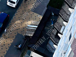 Пожилой мужчина выпал из окна многоэтажки на козырек подъезда в Воронеже