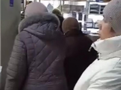 «Когда этот кошмар закончится?» – огромную очередь на почту показали на видео под Воронежем