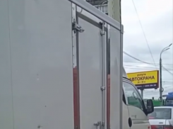Танцующий фургончик попал на видео в Воронеже