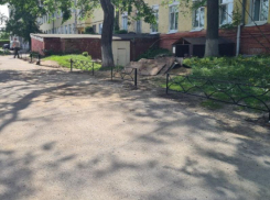 Вип-парковка? Минздрав прокомментировал «кладбищенские» оградки у воронежского медцентра 