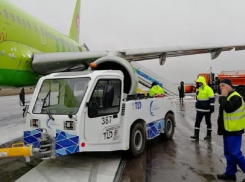 В самолет с воронежским губернатором врезался тягач  