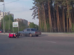В Воронеже на Антонова-Овсеенко скутер опрокинулся на ровном месте