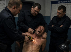 Трое полицейских пытали мужчину в отделении и повесили на него «административку» в Воронежской области
