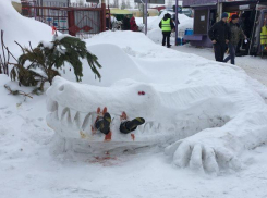 В Воронеже сфотографировали крокодила с окровавленными ногами в зубах