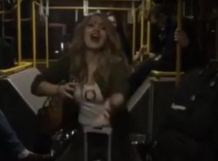 Солистка «Ленинграда» устроила странные танцы в автобусе по пути в Воронеж